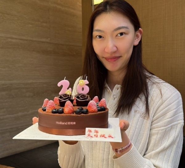 巨富配资 女篮核心韩旭庆祝26岁生日：手捧蛋糕许愿 将再度留洋征战WNBL